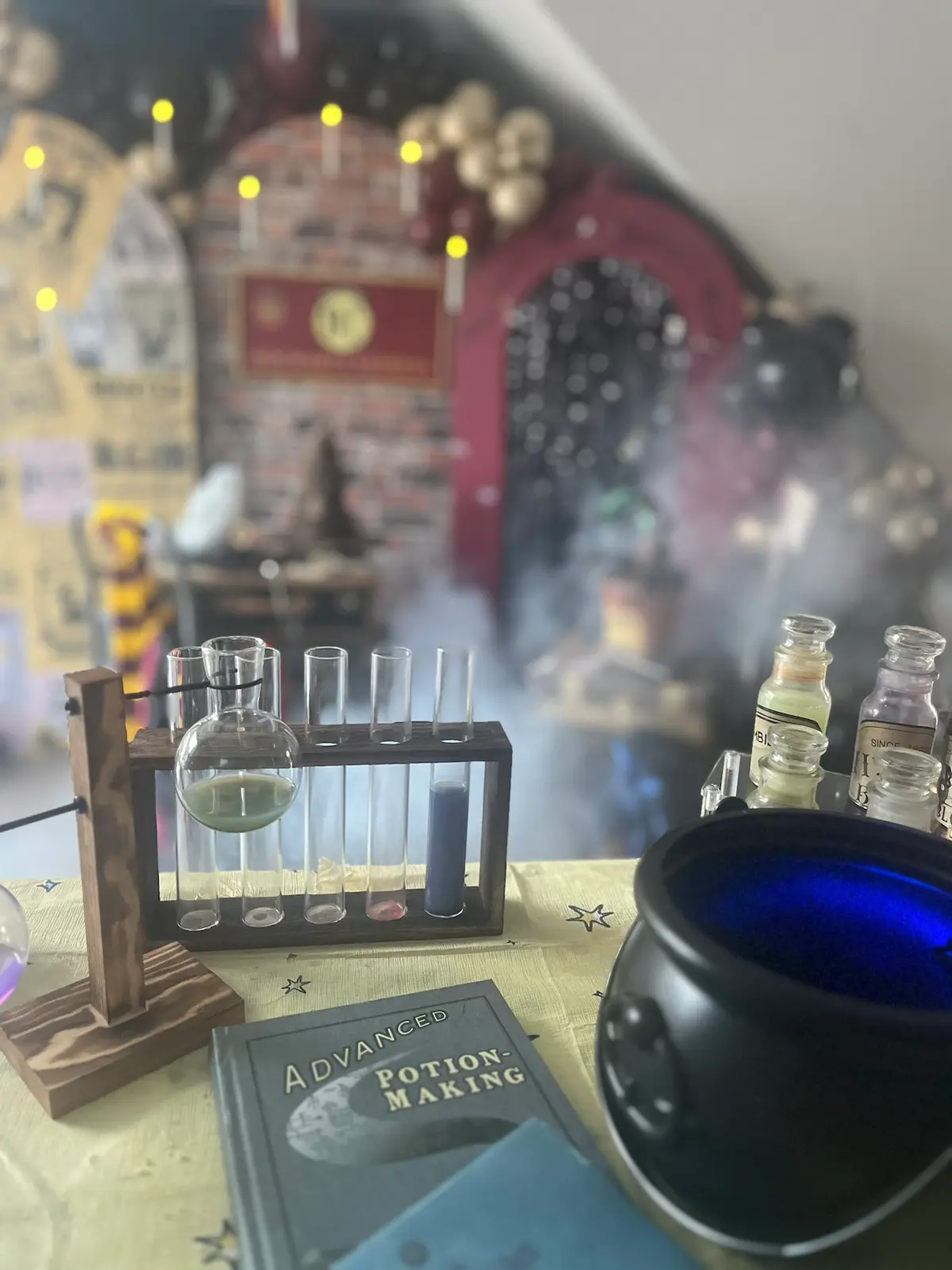 Harry Potter themed potion station with cauldron, potion bottles and Hogwarts-inspired backdrop for a magical party experience.